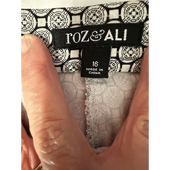 ROZ & ALI BLACK WHITE CAPRI STRETCH PANTS SIZE 16 W/ Zip Front Pockets - Picture 12 of 14